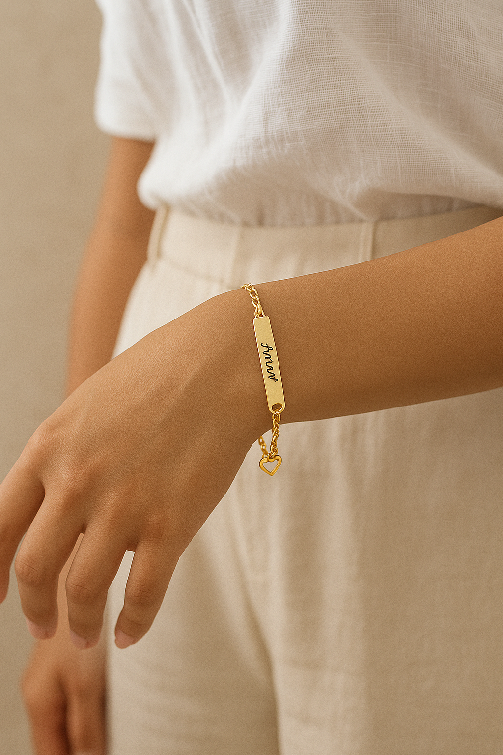 Pulsera Amari personalizada con grabado en acero inoxidable minimalista