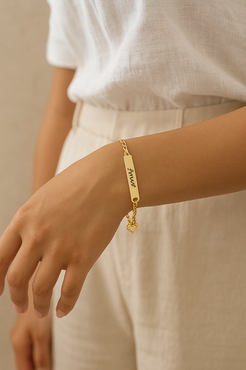 Pulsera Amari personalizada con grabado en acero inoxidable minimalista